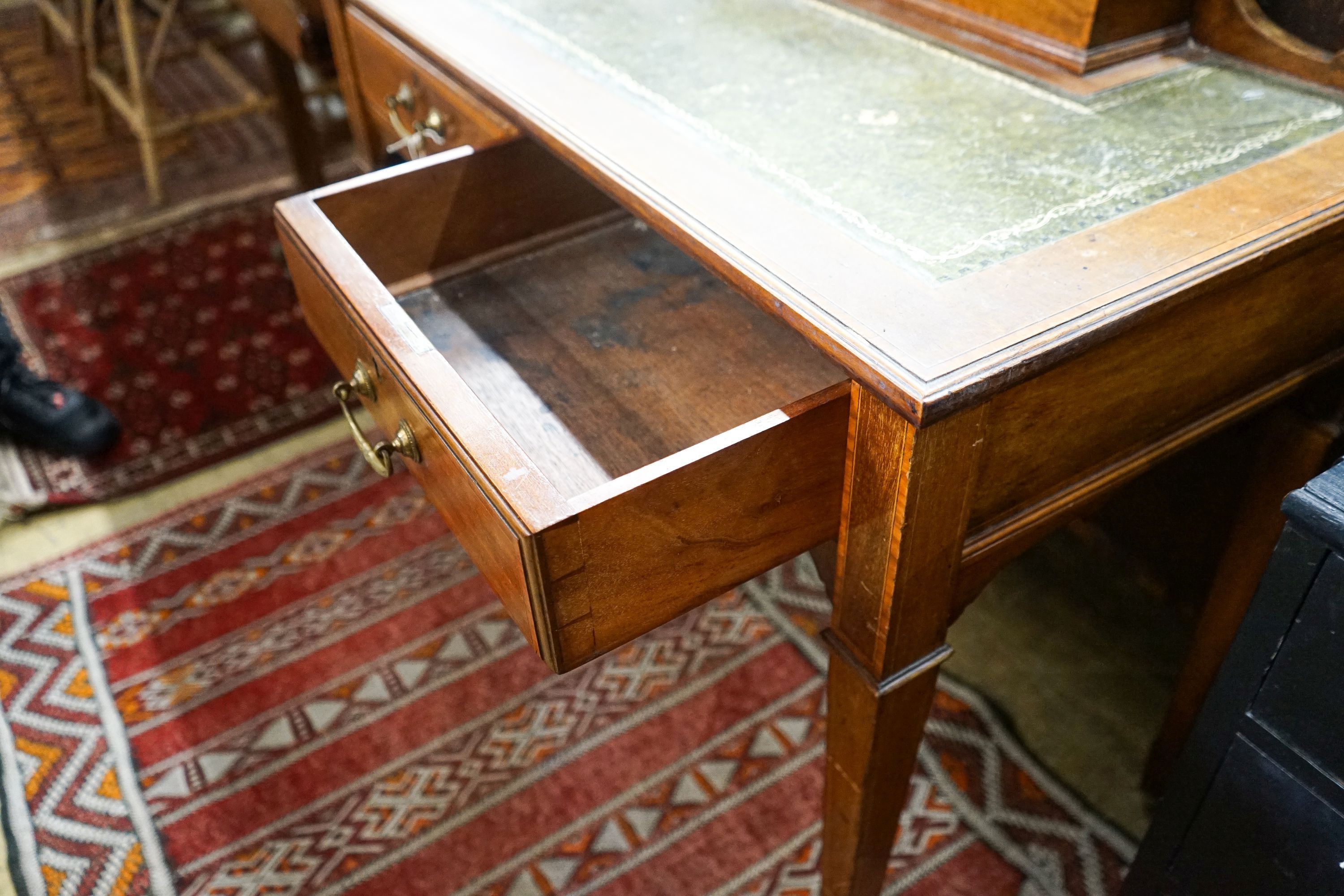 An Edwardian satinwood banded mahogany writing table, length 91cm, depth 51cm, height 76cm